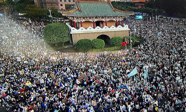 (사진 : 1월 12일 타이페이 시내 남문 일대 광장에서 열린 한 후보자의 연설회 장면)