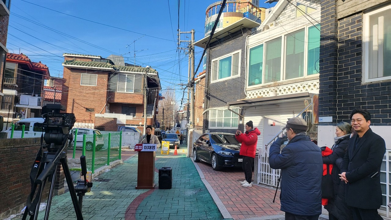 이재영 전 국회의원(강동을 당협위원장)이 16일 천호A1-1구역에서 민주당 독주 12년, 운동권 정치를 끝내고 ‘누구나 살고 싶은 매력적인 강동’을 만들겠다는 각오로 국회의원 출마 기자회견을 가졌다.