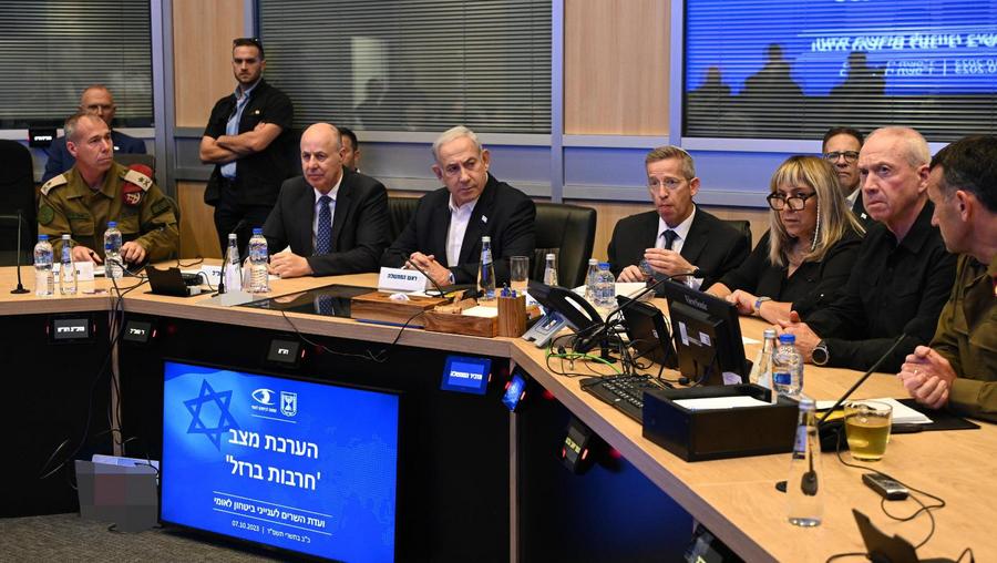 지난해 10월 7일 텔아비브에서 열린 안보 내각 회의에 참석한 베냐민 네타냐후 이스라엘 총리(앞줄 오른쪽 다섯째). (이스라엘 정부 공보실 제공)