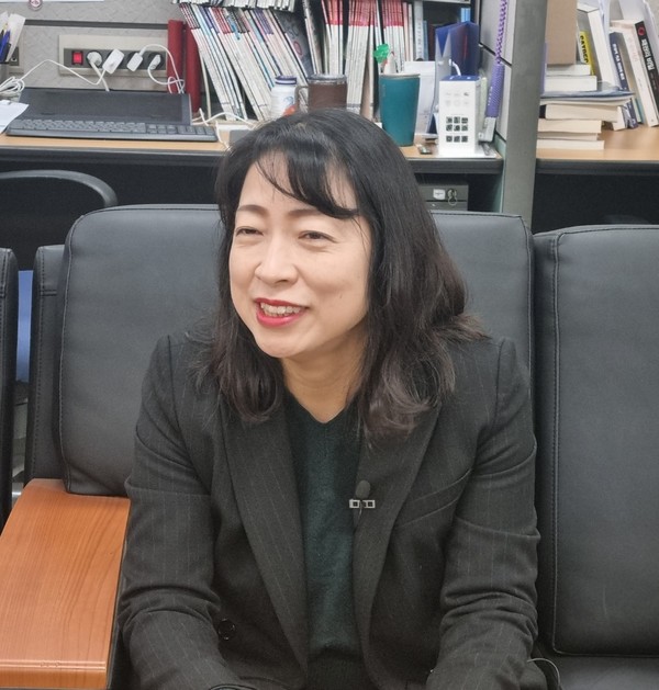 19일 더불어민주당 '인재 6호'로 영입된 황정아 한국천문연구원 책임연구원이 대덕특구 기자실을 찾아 영입 수락 이유에 대해 설명하고 있다(사진=뉴시스)