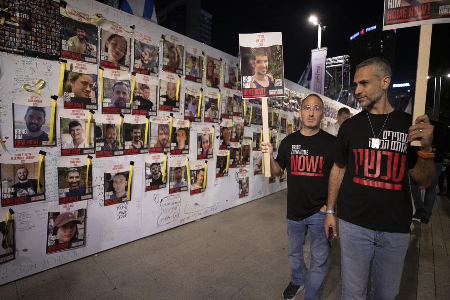 집회 참가자들이 지난해 12월 2일 이스라엘 텔아비브에서 가자지구에 억류된 인질에 대한 석방 촉구 시위를 벌이고 있다. (사진/신화통신)