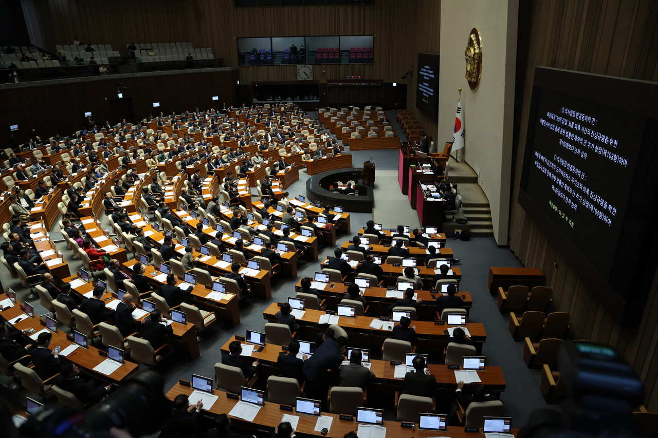 지난 9일 오후 서울 여의도 국회 본회의장에서 열린 제411회국회(임시회) 4차 본회의에서 화천대유 뇌물 의혹 사건의 진상규명을 위한 특별검사의 임명 등에 관한 법률안 재의의 건과 대통령 배우자 김건희의 도이치모터스 주가조작 의혹 진상규명을 위한 특별검사 임명 등에 관한 법률안 재의의 건에 추가 상정이 이뤄지고 있다.(사진=뉴시스)