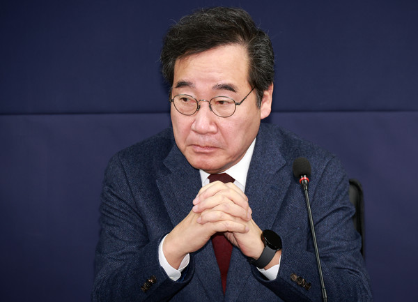 이낙연 새로운미래 인재위원장이 22일 오전 서울 영등포구 새로운미래 당사에서 열린 제1차 창당준비위원회 회의에서 잠시 생각에 잠겨 있다(사진=뉴시스)