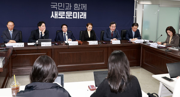 이낙연 새로운미래 인재위원장이 22일 오전 서울 영등포구 새로운미래 당사에서 열린 제1차 창당준비위원회 회의에서 발언을 하고 있다. 왼쪽부터 최운열 미래비전위원장, 신정현, 이석현, 서효영 공동창당준비위원장, 이낙연 인재위원장, 신경민 국민소통위원장, 김효은 대변인.(사진=뉴시스)