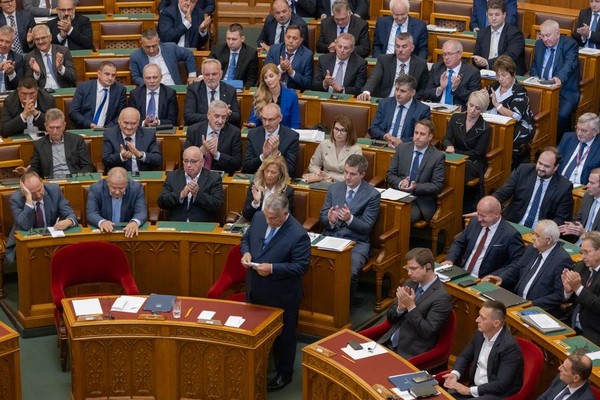지난해 9월 25일 헝가리 의회에서 의원들의 질문에 답하고 있는 오르반 빅토르 헝가리 총리. (사진/신화통신)