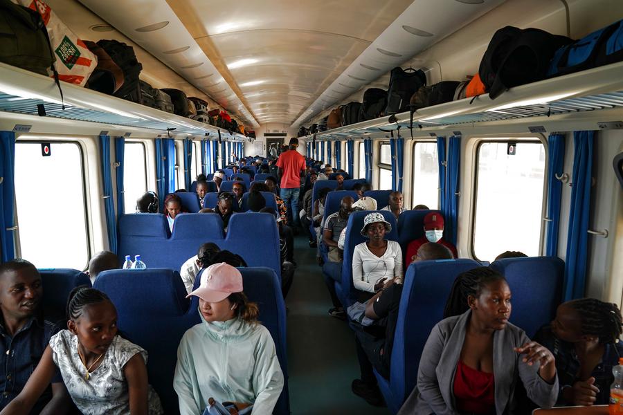 케냐 SGR 나이로비역을 찾은 승객들이 지난해 9월 20일 몸바사로 향하는 여객 열차 안에 앉아 있다. (사진/신화통신)