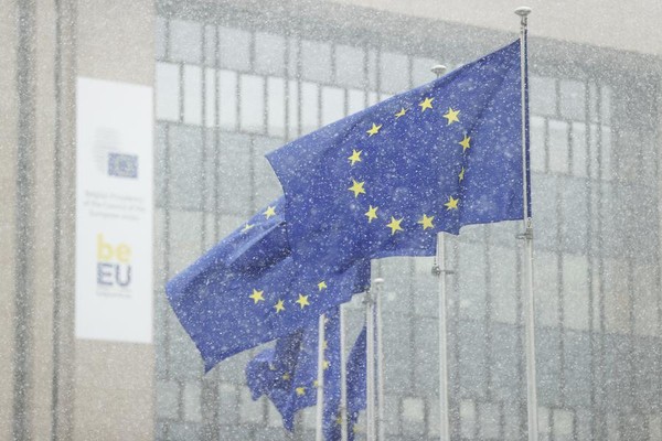 지난 17일 벨기에 브뤼셀에서 눈 속에 휘날리는 유럽연합(EU)기. (사진/신화통신)