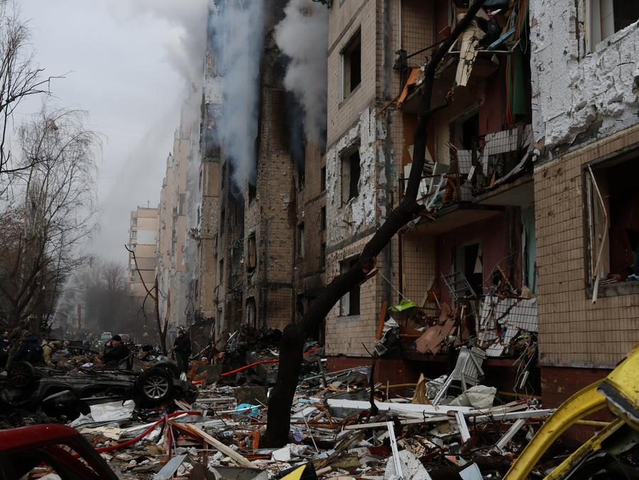 지난 2일 우크라이나 수도 키예프의 한 주택가가 미사일 파편 타격 충격으로 주택과 차량이 크게 파손됐다. (사진/신화통신)