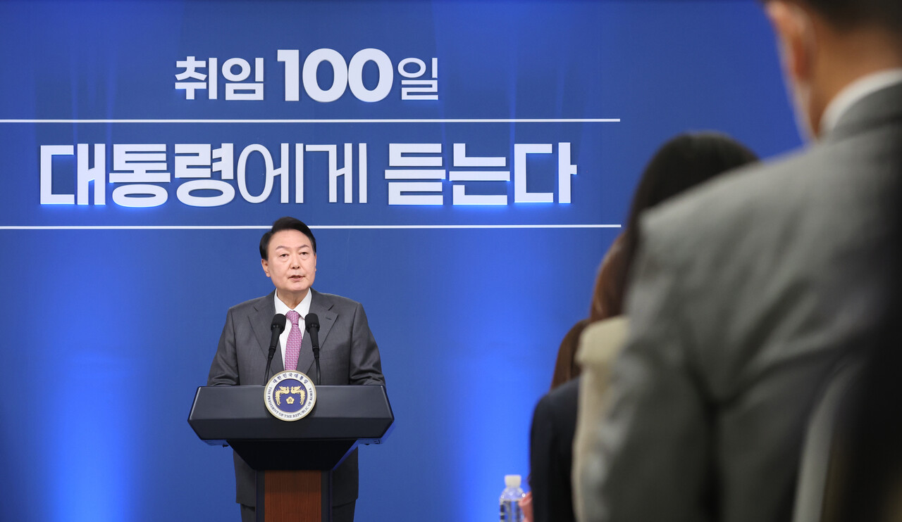 2022.08.17일 윤석열 대통령이 서울 용산 대통령실 브리핑룸에서 열린 취임 100일 기자회견을 하고 있다. (대통령실통신사진기자단)
