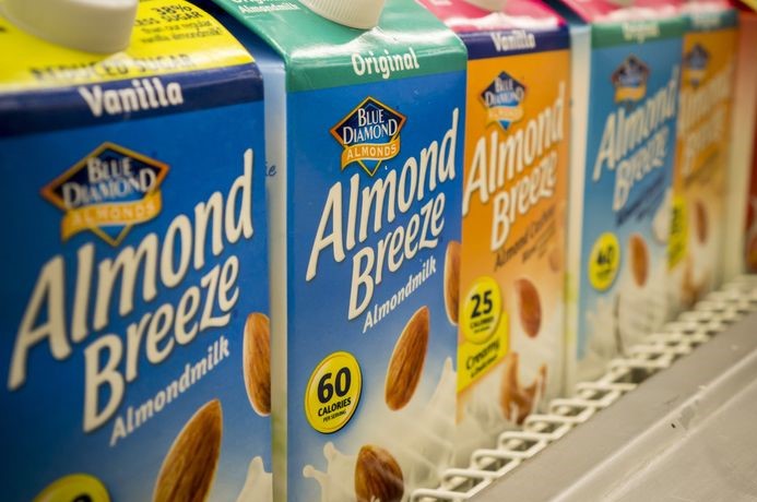 미국에서 식물성 우유가 우유라는 명칭을 써도 되는 지에 대한 갑론을박이 열리고 있다고 월스트리트저널(WSJ)은 보도했다. 사진은 아몬드 우유인 '아몬드 브리즈'.(사진=WSJ)