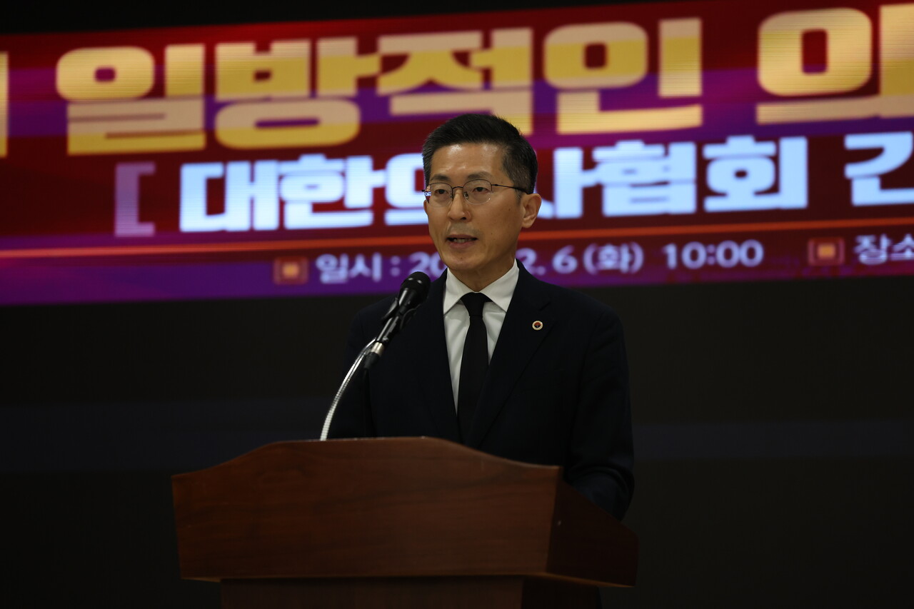 이필수 대한의사협회 회장이 2025학년도 의과대학 정원 증원 정부 발표가 예정된 6일 서울 용산구 대한의사협회에서 긴급 기자회견을 하고 있다.(사진=뉴시스제공)