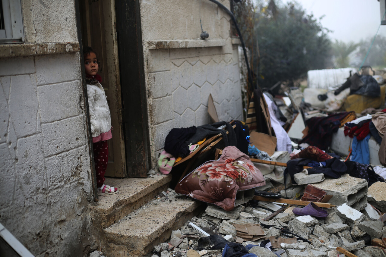9일 이스라엘군의 공습 후 가자지구 라파의 한 폐허더미 옆에 서 있는 여자아이. (사진/신화통신)