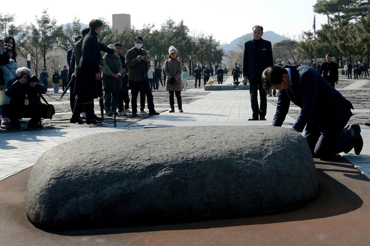 조국 전 장관이 12일 오후 경남 김해시 봉하마을 고 노무현 전 대통령 묘역을 찾아 너럭바위에 엎드린 채 생각에 잠겨있다.