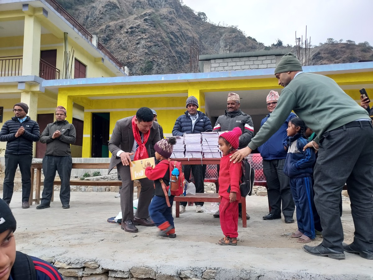 네팔 초등학생에 학습 도구 지원  모습