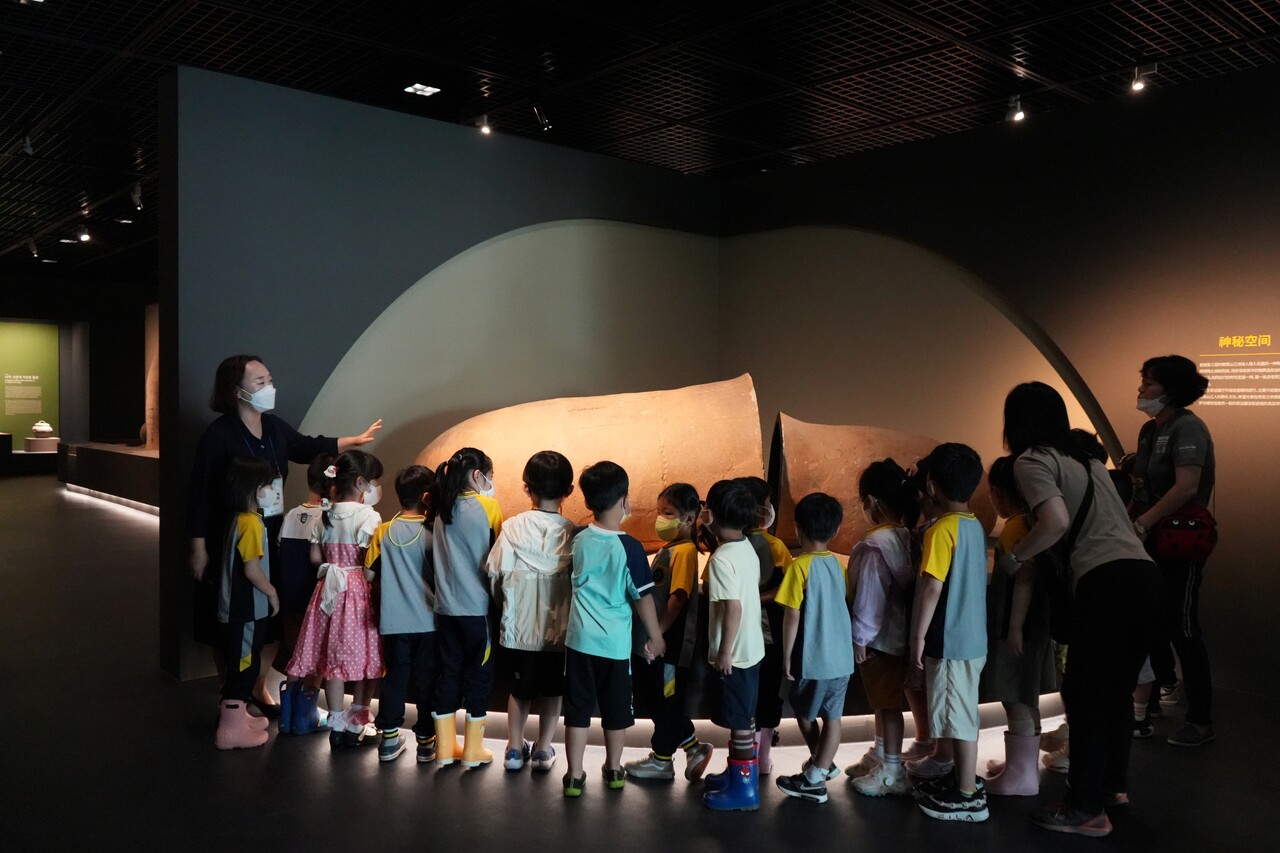 ‘반짝반짝 금동관 이야기’ 프로그램에 참여 중인 유아(국립나주박물관 제공)