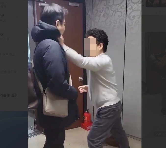 '열린공감TV'의 서정필 기자(왼쪽)가 언론중재위에 참석했다 상대방으로부터 폭행을 당하고 있다./사진제공=열린공감TV