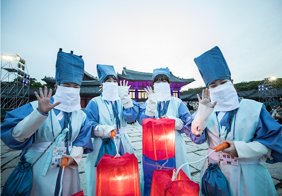 시민들과 소통하며 축제 현장을 이끌어가는 궁이둥이 활동 사진 (한국문화재재단 제공)