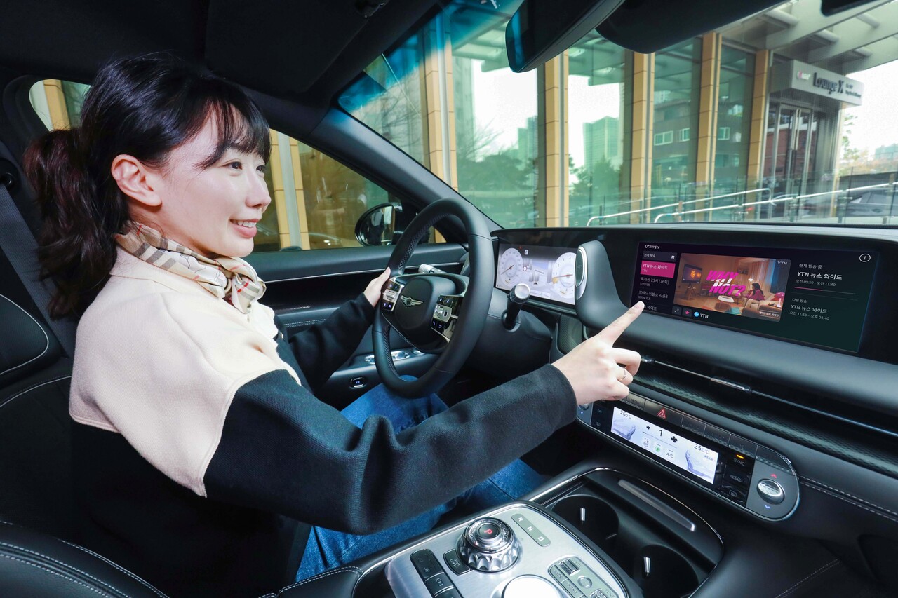 LG유플러스는 제네시스 시리즈에 차량용 동영상 스트리밍 서비스 ‘U+모바일tv’를 탑재했다.(LG유플러스 제공)