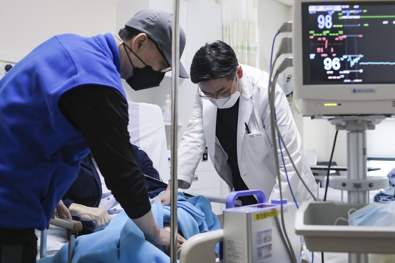 4일 국군수도병원 소속 군의관이 민간인 환자를 진료하고 있다. /자료사진=뉴시스