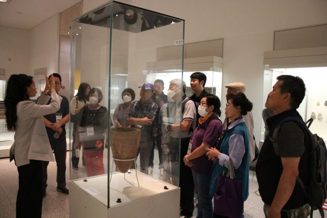 국립중앙박물관은 문화 취약계층 초청 전시해설 프로그램(수어)을 운영하고 있다.(국립중앙박물관 제공)