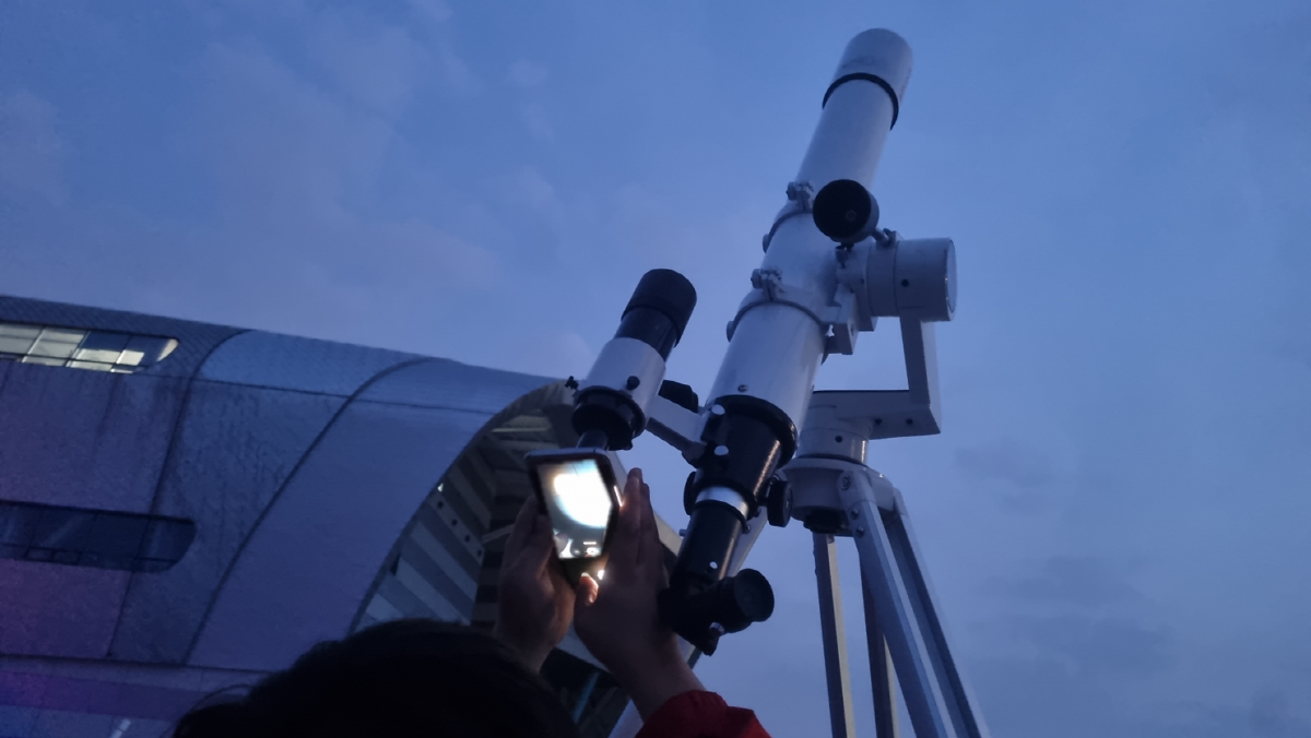스마트폰을 활용해 천체망원경으로 직접 천체를 촬영하는 모습 사진(국립광주과학관 제공)