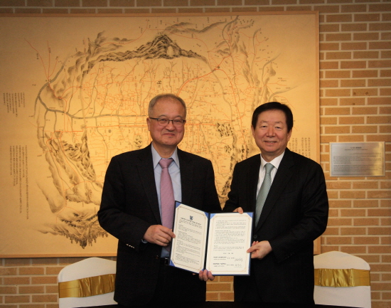 성기학 영원무역회장(좌)이 모교인 서울대학교에 ‘서울대학교 우석경제관’(가칭) 건립기금 100억원을 전달하고 성낙인 26대 총장과 기념촬영을 하고 있다. 2016.12.28 / 사진 = 서울대학교