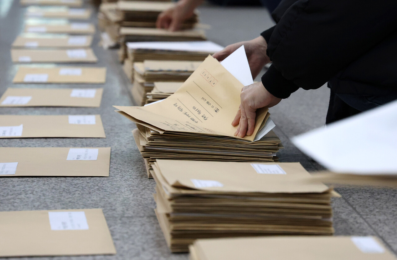 홍콩 ELS 피해자들이 30일 오전 서울 여의도 국회에서 국회의원에게 전달할 ELS 피해자들의 탄원서를 정리하고 있다. 2024.01.30./자료사진=뉴시스
