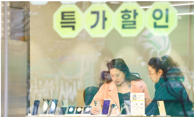 13일 서울시 중구의 한 휴대폰 대리점에서 시민들이 스마트폰을 고르고 있다 / 사진=뉴시스