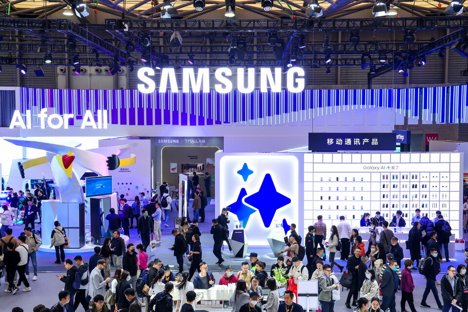 AWE 2024가 열리고 있는 중국 상하이 삼성전자 전시관에서 관람객들이 다양한 제품과 솔루션들을 체험하고 있다. / 사진=삼성전자