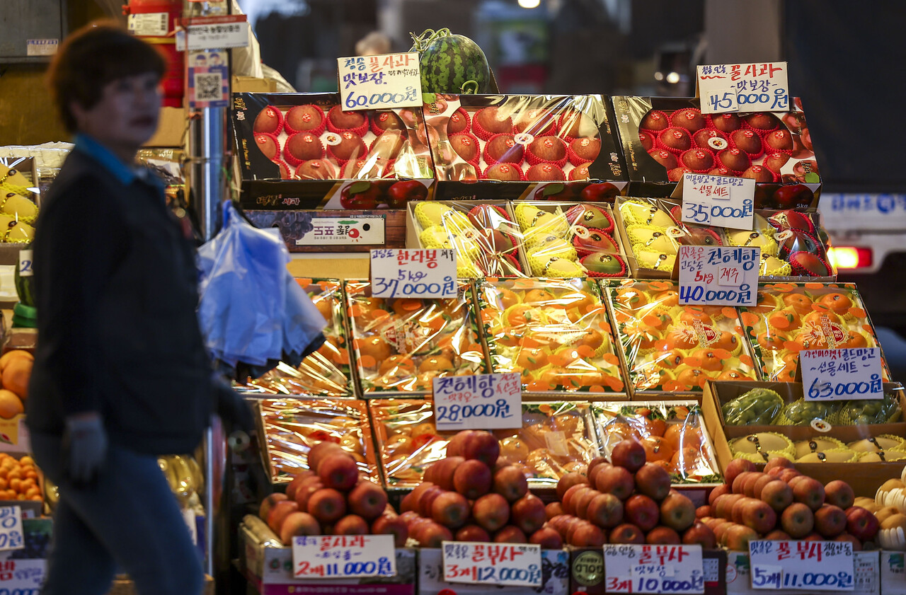 19일 서울 마포구 마포농수산물시장에 사과, 배 등 과일이 놓여있다. /자료사진=뉴시스