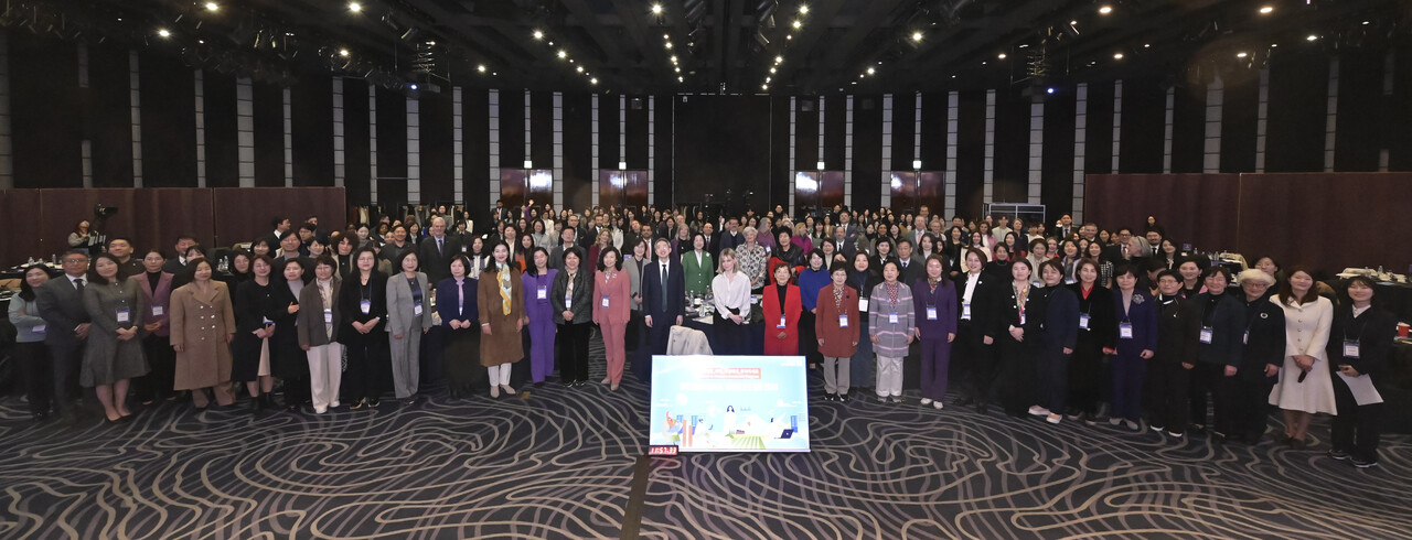 유엔여성기구 성평등센터가 8일 서울 중구 웨스틴조선호텔에서 개최한 세계여성의날 기념행사 참석자들이 기념사진 촬영을 하고 있다 . / 사진=유엔여성기구