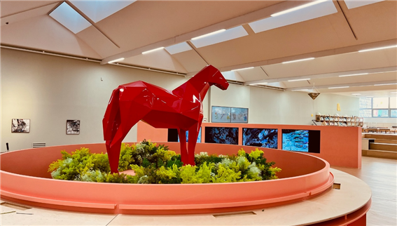 자비에르 베이앙, 말, 2007, 스틸에 붉은 페인트, 200×260×60㎝, 국립현대미술관 소장(국립현대미술관 제공)