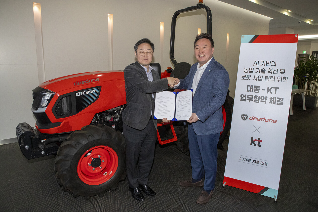 KT와 대동은 3월 22일 서울특별시 서초구에 위치한 대동 서울사무소 사옥에서 ‘AI기반의 농업기술 혁신 및 로봇사업 협력을 위한 업무협약’을 체결했다.(KT 제공)