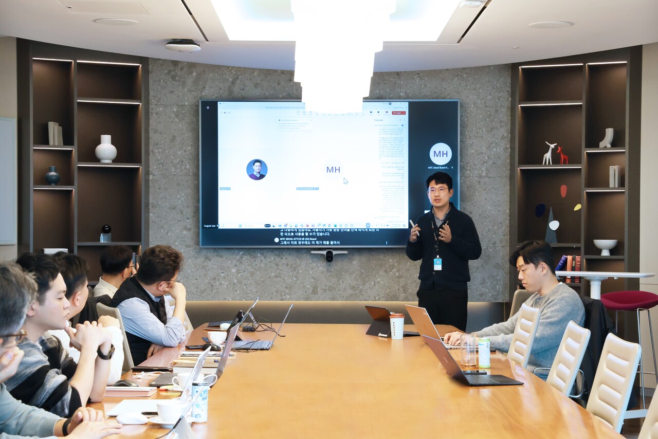 Executivos e funcionários da Lotte E&C participam de um workshop Copilot na Microsoft Coreia./ Fornecido por Lotte E&C