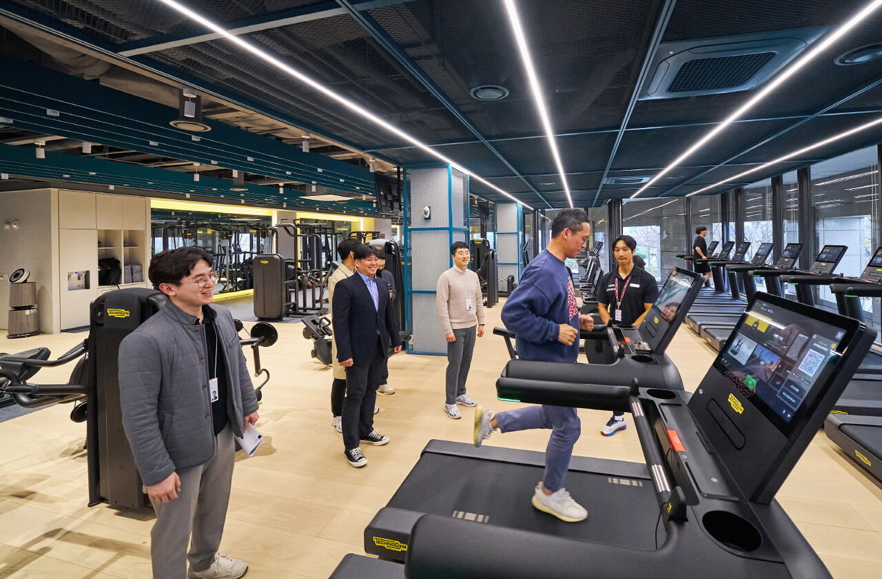 LG 직원들이 LG트윈타워 동관 2층에 신규 조성된 ‘트윈 피트니스’에서 운동기구를 체험하고 있다. / 사진=LG
