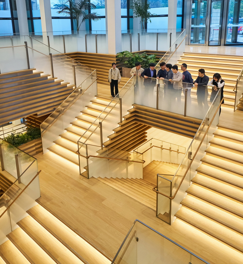 ‘커넥트윈’의 대형 계단은 1층 로비와 지하 1층을 연결하며, 이동과 휴식의 기능을 결합한 독특한 구조를 갖추고 있다. / 사진=LG