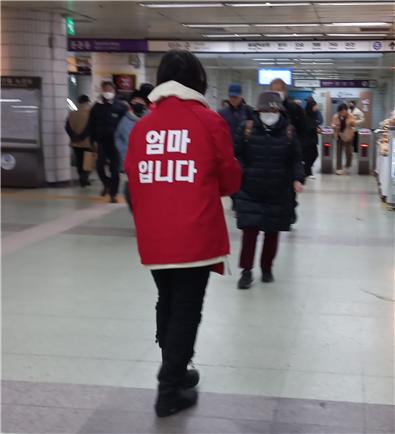 도영심 특별고문(이재영후보의 엄마)이 유권자들에게 인사하고 있다.