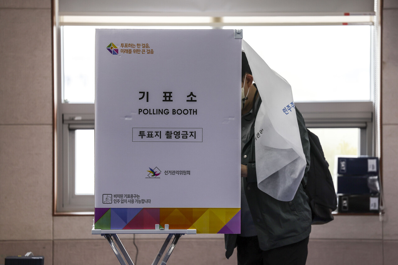 제22대 국회의원선거 사전투표 첫 날인 5일 서울 강북구 강북구보건소에 마련된 사전투표소를 찾은 시민들이 투표를 하고 있다. 2024.04.05./뉴시스