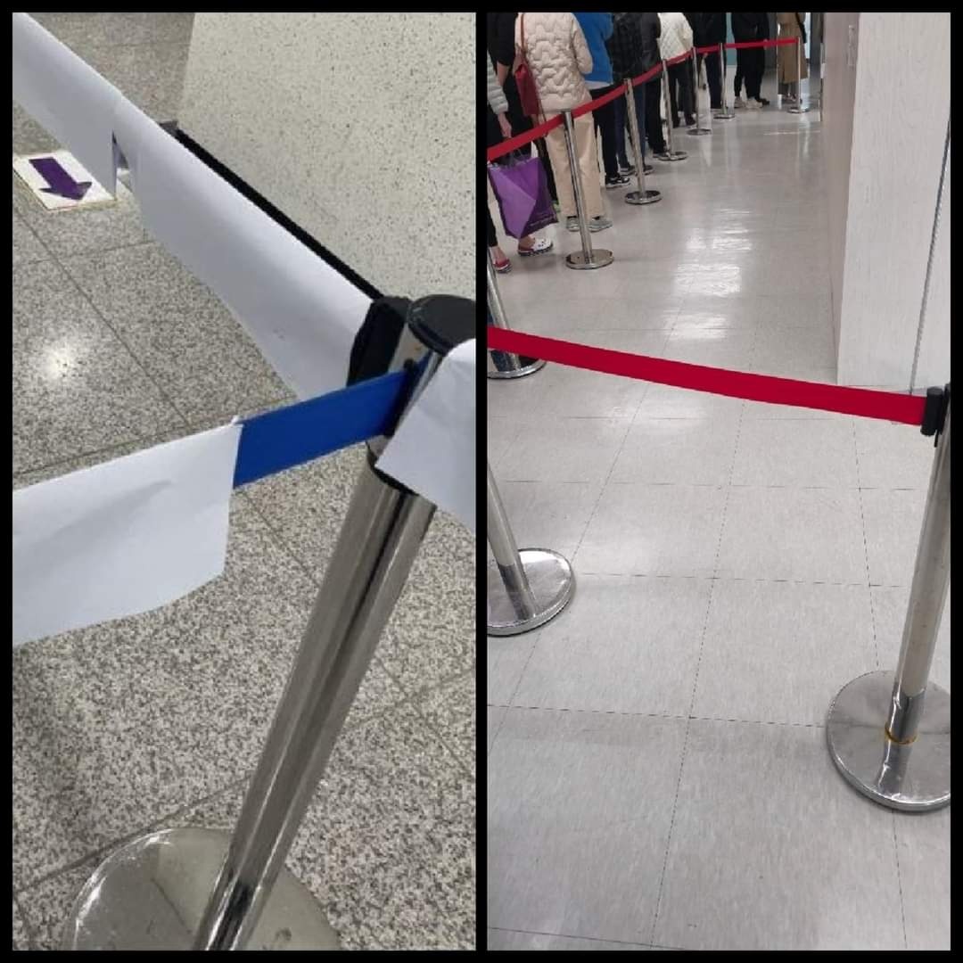 6일 SNS에 올라온 사전투표 현장, 파란 천으로 만들어진 벨트바리게이트가 백색 종이로 덮여진 반면, 붉은 천으로 만들어진 벨트바리게이트는 그대로 사용되고 있다. / 사진 = 온라인커뮤니티