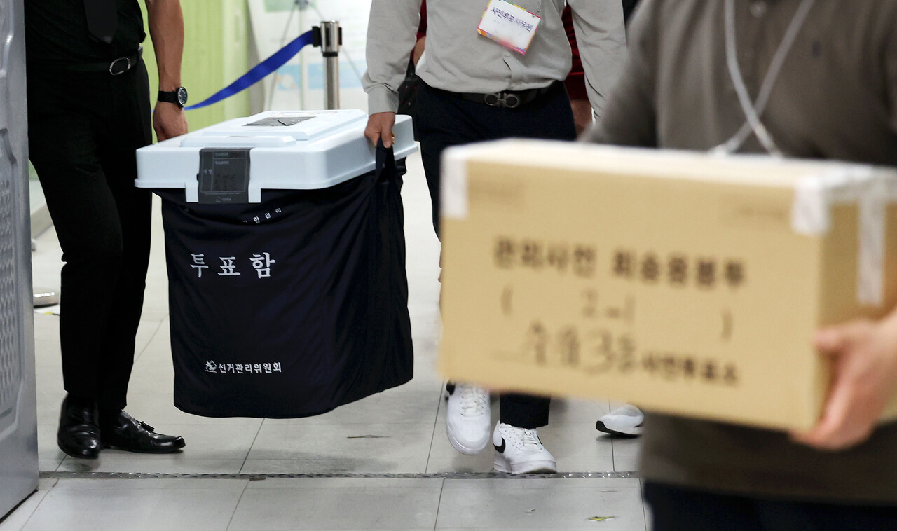 제22대 국회의원 선거 사전투표가 끝난 6일 서울 강북구 강북 구청에 마련된 수유3동 사전투표소에서 선거 사무원 등 관계자들이 사전투표함을 이송 차량으로 옮기고 있다. 2024.04.06./시잔=뉴시스