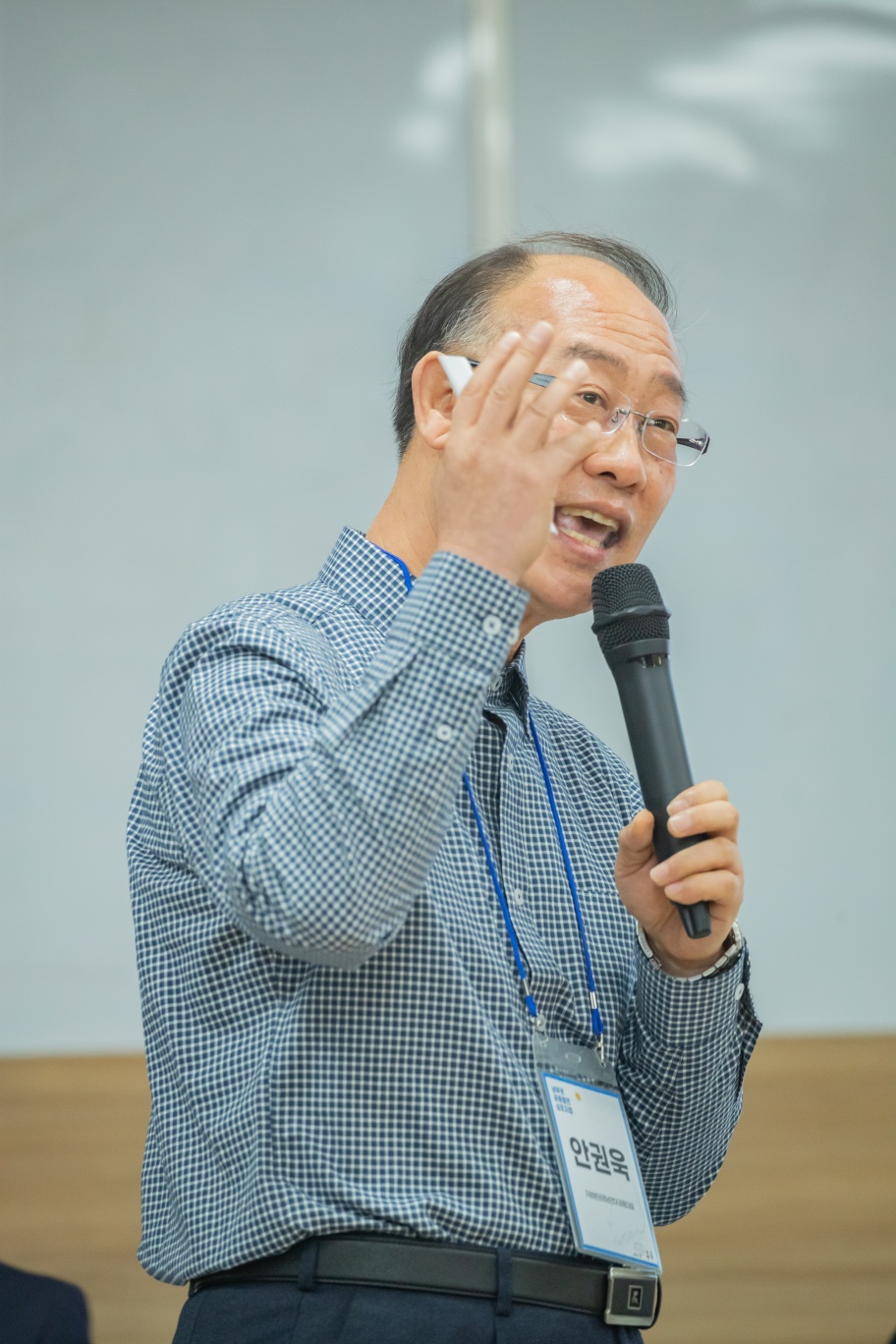 지난 해 11월 "광역연합 Governance로서 특별지방자치단체 한계와 과제는 ?" 발제 모습/ 안권욱 지방분권경남연대공동대표 