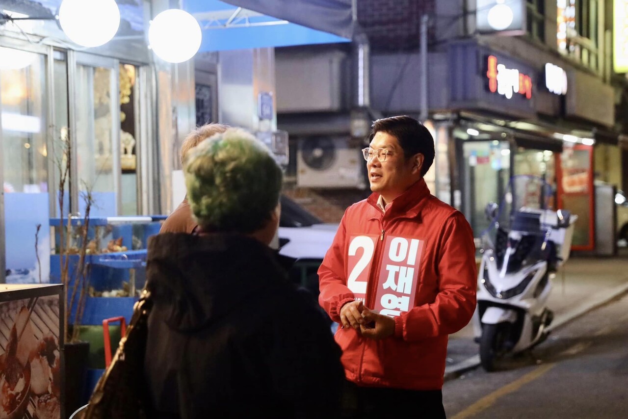 이재영 국민의힘 강동을 후보가 7일 밤늦게까지 지역을 돌며 유권자들을 만나고 있다./이재영 후보 페이스북 갈무리