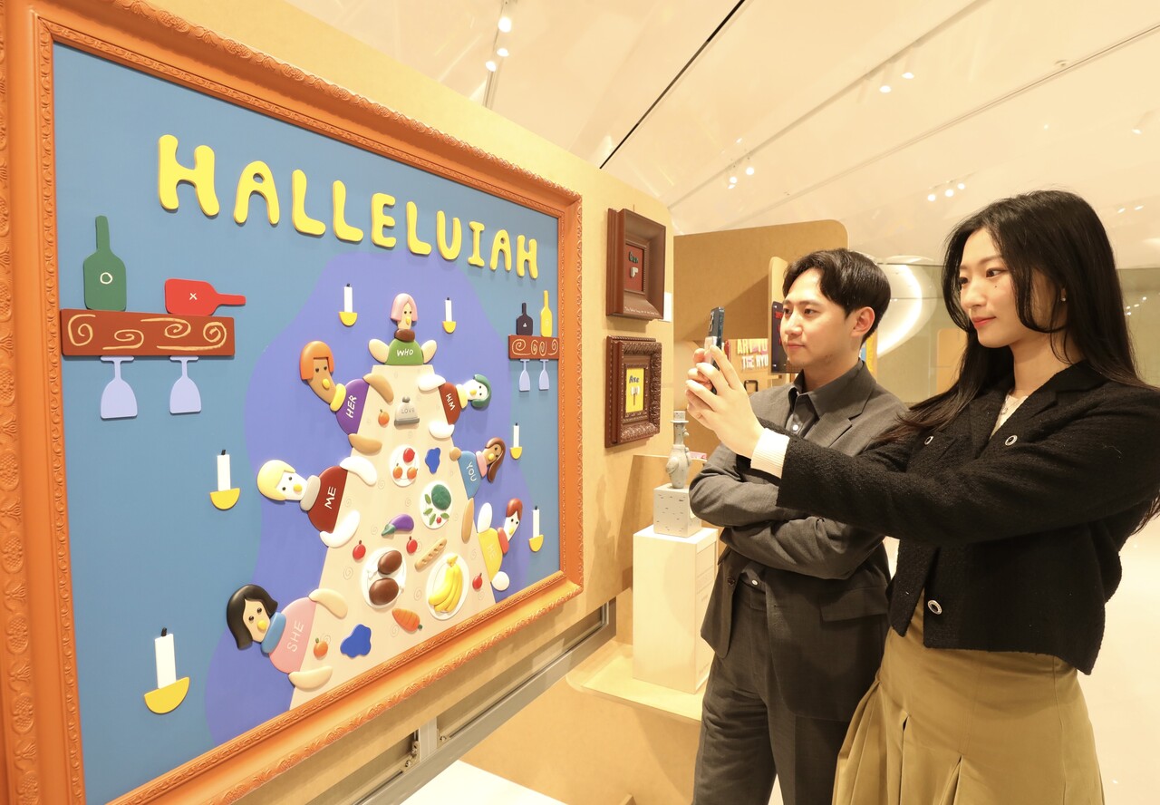 9일 오전, 서울 영등포구에 위치한 현대백화점 더현대 서울 5층 에픽 서울 '아트 투 고' 전시장에서 고객들이 전시를 관람하고 있다. / 사진 = 현대백화점