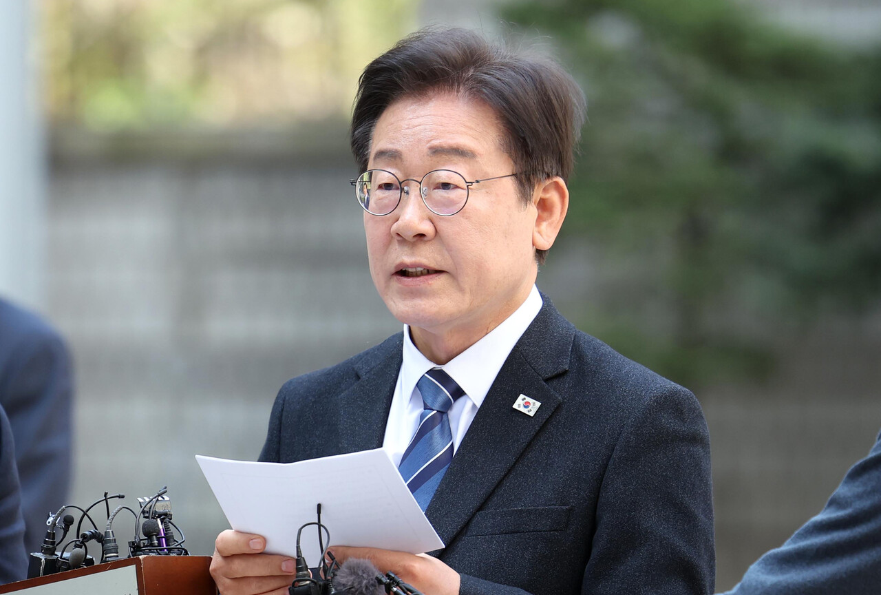 이재명 더불어민주당 대표가 9일 서울 서초구 서울중앙지법에서 열린 대장동 배임 및 성남FC 뇌물 의혹 사건 1심 20차 공판 출석에 앞서 발언하고 있다./뉴시스