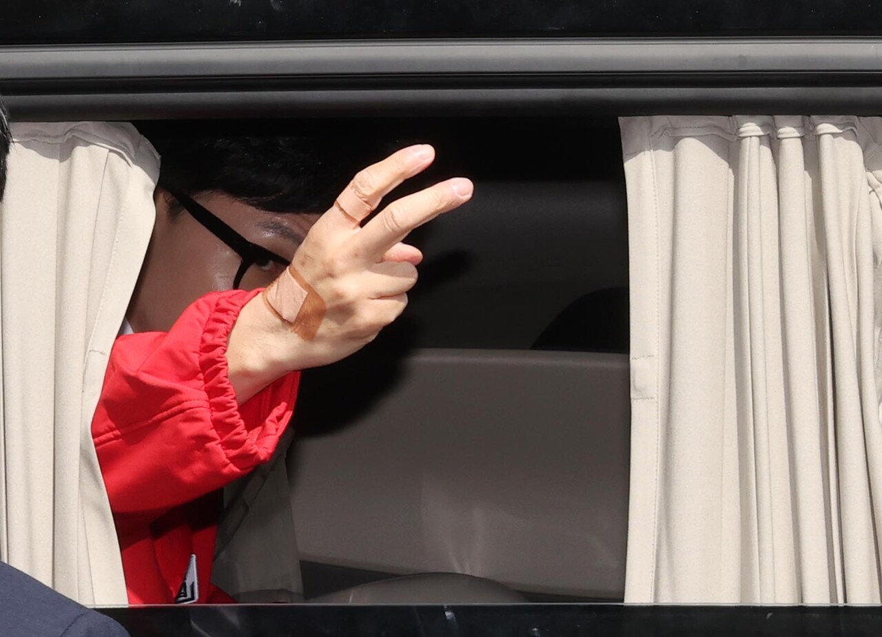 한동훈 국민의힘 비상대책위원장이 9일 오전 서울 광진구 자양사거리에서 열린 김병민 광진갑 후보, 오신환 광진을 후보의 선거 지원유세를 마치고 차량으로 이동하며 손으로 '기호2번'을 표시하고 있다. /뉴시스