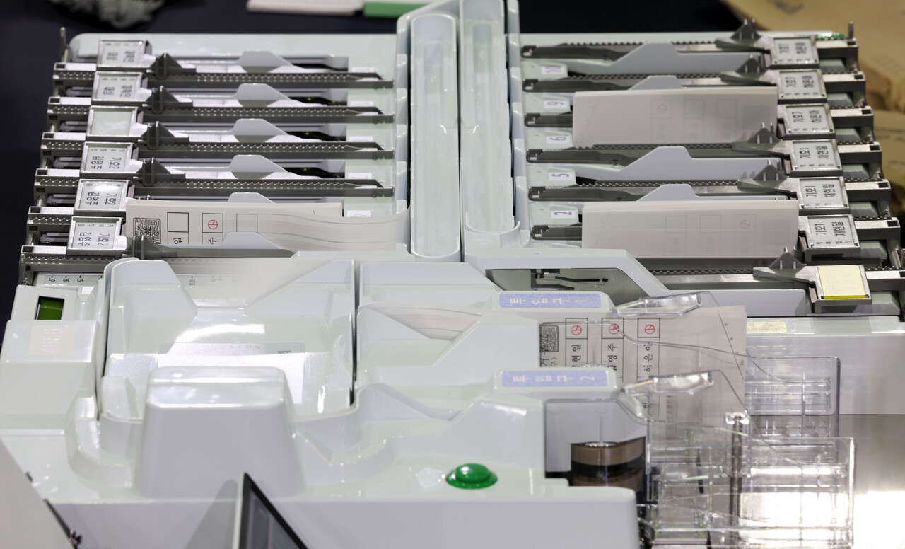 제22대 국회의원 선거를 하루 앞둔 9일 오후 서울 영등포구 다목적배드민턴 체육관에 마련된 개표소에서 개표사무원 등이 투표지 분류기 최종모의시험을 하고 있다. 2024.04.09./뉴시스