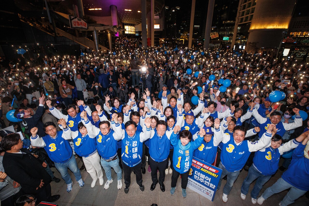이재명 더불어민주당 대표와, 강태웅 용산구 후보를 비롯한 참석자들이 9일 오후 서울 용산구 용산역 광장에서 열린 정권심판·국민승리 총력유세에서 퍼포먼스를 하고 있다. (공동취재)