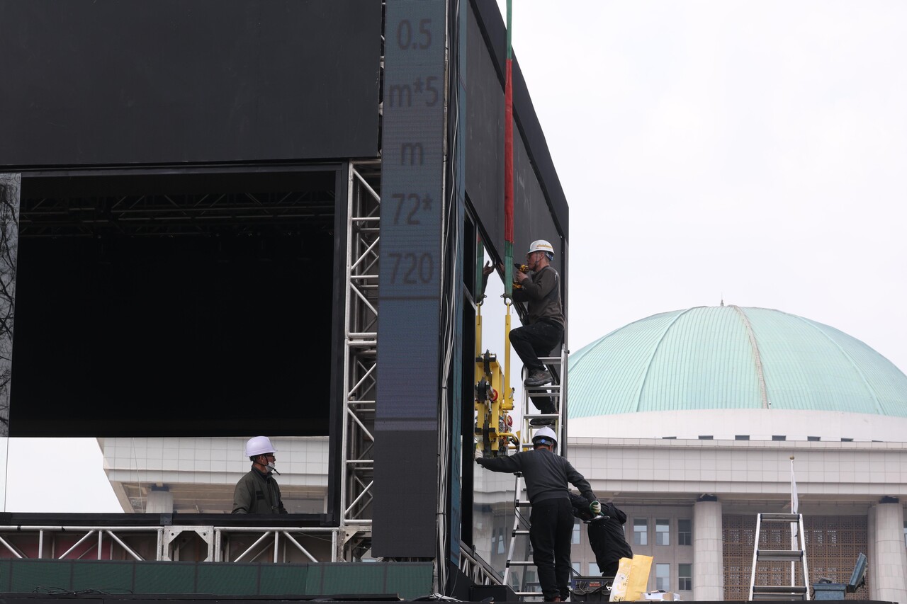 서울 여의도 국회의사당 앞에 제22대 국회의원 선거 보도 관련 방송사의 중계부스가 설치되고 있다. 2024.04.05. /자료사진=뉴시스