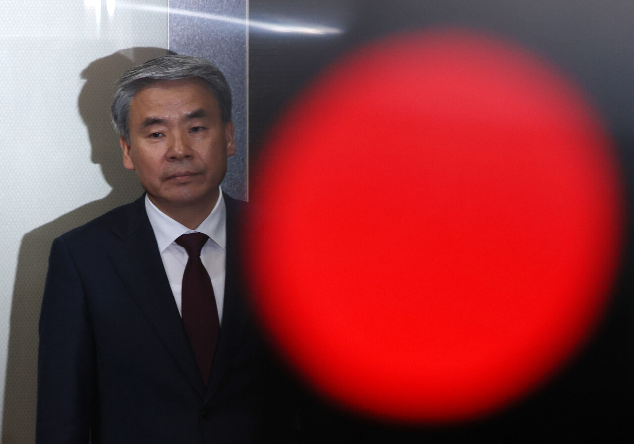 이종섭 주호주 대사가 28일 오전 서울 종로구 외교부에서 열린 방산협력 관계부처-주요공관장 합동 회의 참석을 위해 승강기에 타고 있다. 2024.03.28./자료사진=뉴시스