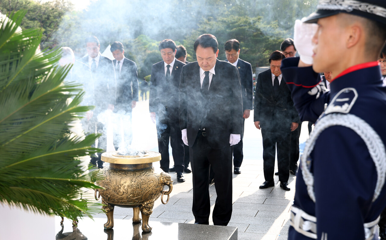 윤석열 대통령이 19일 서울 강북구 국립4·19민주묘지를 찾아 4월학생혁명기념탑에서 참배하고 있다. 2024.04.19./뉴시스